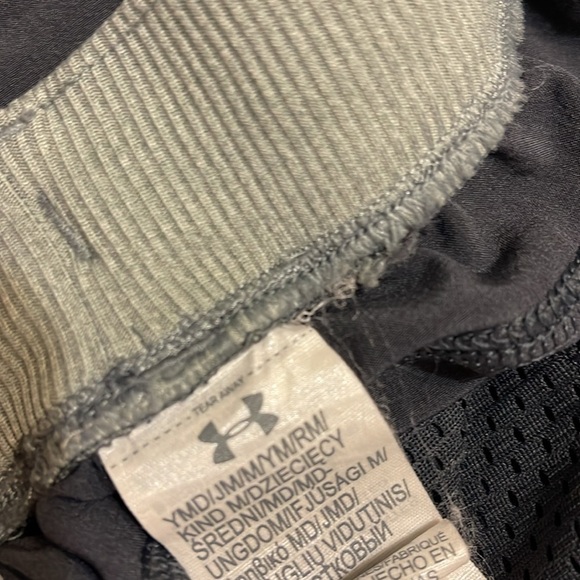 Under armour youth medium shorts / capris lightweight pants in dark grey - Picture 3 of 6